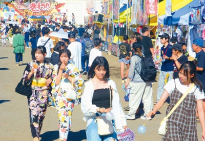 写真：浴衣姿の市民らでにぎわう露店街