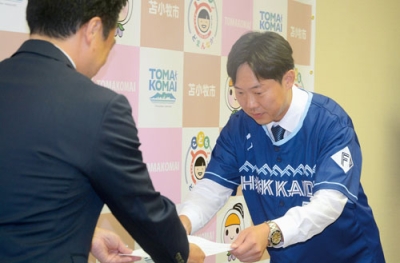 写真：金澤市長に趣意書を提出する高山会長（右）