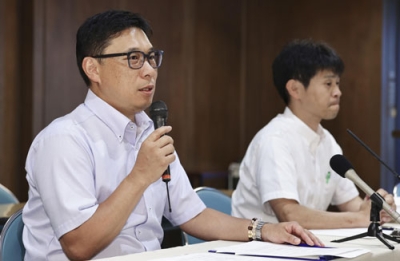 写真：理事会でＤＨ制を導入することを決め、記者会見で説明する日本高野連の井本亘事務局長（左）＝１日午後、大阪市西区
