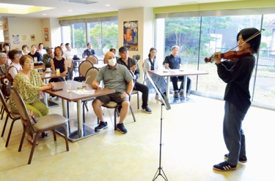 写真：水声さんのバイオリン演奏が披露されたレストランコンサート