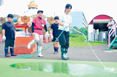 写真：掃除の作業に汗を流す中学生