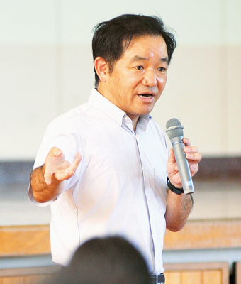 写真：「困った時は一人で抱え込まないで」と話す増川弁護士