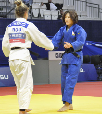 写真：世界ユニバーシティー夏季大会の柔道女子６３キロ級で優勝した谷岡成美（右）＝エッセン（共同）