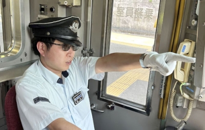 写真：サングラスを着用する近畿日本鉄道の運転士