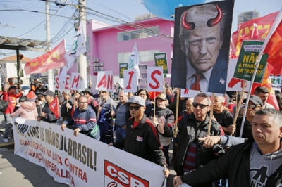 写真：１日、ブラジル・サンパウロの米領事館前で、米国の関税強化に抗議する人たち（共同）