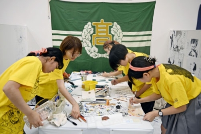 写真：まんが甲子園が開幕し、作品制作に取り組む兵庫県立長田高の生徒たち＝２日午前、高知市