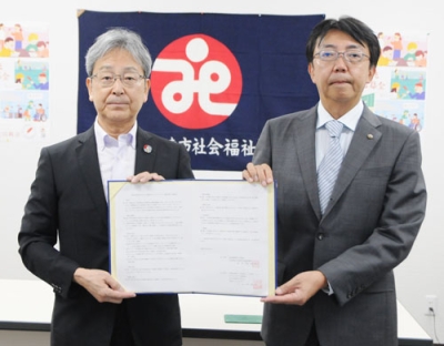 写真：協定書を手にする木村ＬＣ会長（右）と影山会長