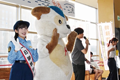 写真：一日警察署長として市民らに特殊詐欺への注意を呼びかける平さん（左）