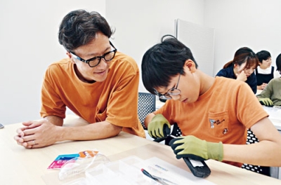 写真：親子でスマートフォンの分解を体験した教室