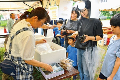写真：祭り開始前から行列ができたバザー部の販売コーナー