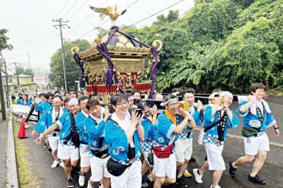 写真：男たちが力を合わせて練り歩いた御傘山神社のみこし渡御