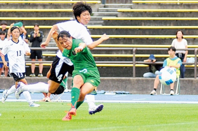 写真：【常葉橘－大商学園】前半、シュートを放つ大商学園・佐藤
