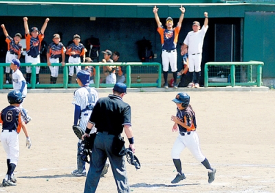 写真：【室蘭祝津少年野球部－八丁平ジャイアンツ】逆転のホームを踏む八丁平・山田（手前右）と盛り上がるベンチ