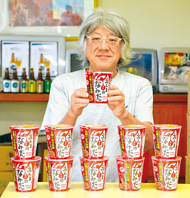 写真：えんまのなみだ入り札幌うま辛味噌ラーメンの開発に協力した泉田会長