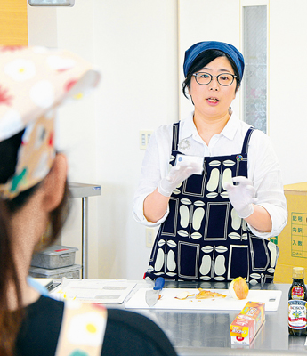 写真：郷土料理スペシャリストに認定された岡村さん