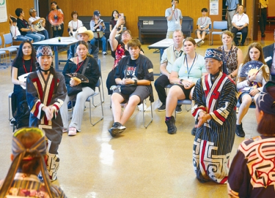 写真：アイヌの古式舞踊を見学するケネル市訪問団メンバー