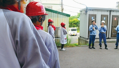 写真：日本製鉄北日本製鉄所室蘭地区や日鉄ファーストテックなどを訪れた現場女子職場環境見学バスツアーの一行