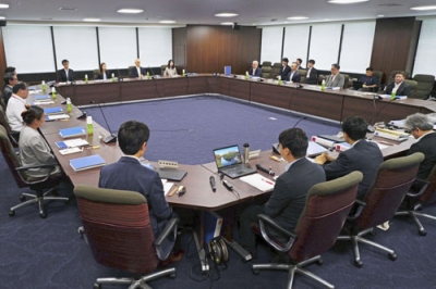 写真：厚労省で開かれた中央最低賃金審議会の小委員会＝４日午前