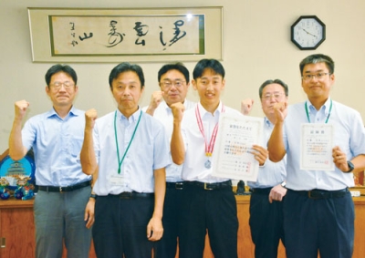 写真：全国大会に出場する内藤選手（前列中）ら
