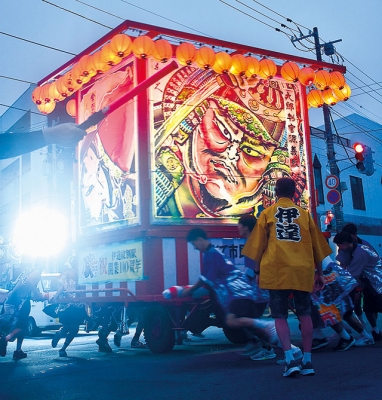 写真：祭り最後を盛り上げた角山車のパフォーマンス（２日）
