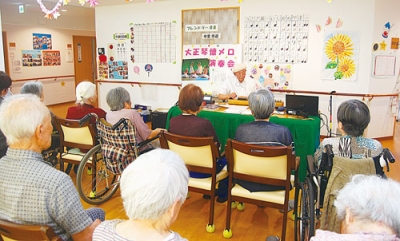 写真：入所者を楽しませた大正琴の演奏会