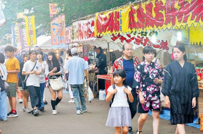 写真：大勢の親子連れらでにぎわう中嶋神社境内の露店街