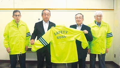 写真：ウインドブレーカーを手にする沼田会長（右から２人目）と中田会長（左から２人目）