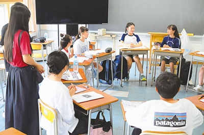 写真：上智大生と楽しく英語を学ぶ小中学生