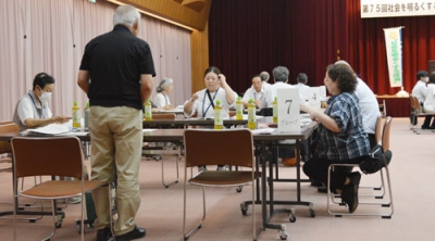 写真：保護司の立場を想定し考えを話し合う出席者