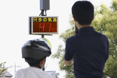 写真：気温「４１度」を示すＪＲ伊勢崎駅前の温度計＝５日午後、群馬県伊勢崎市