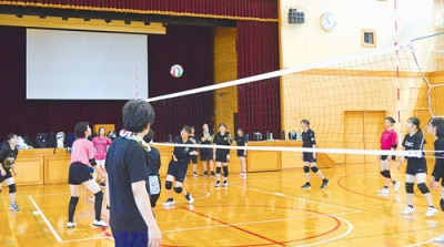 写真：試合を想定した練習で汗を流す女子バレーの選手