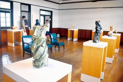 写真：洞爺湖周辺の景色を粘土で再現した道川さんの作品展