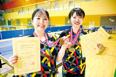 写真：「全国大会でも頑張りたい」と意気込む市嶋さん（左）と佐藤さん