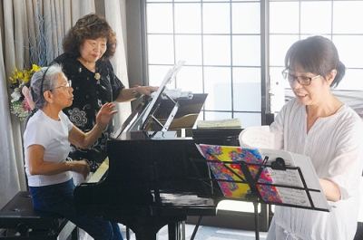 写真：立野会長（左から２人目）の下、最終調整に励む佐藤さん（左）と仁岸さん