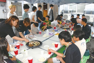 写真：仲良く焼き肉を楽しむ参加者たち