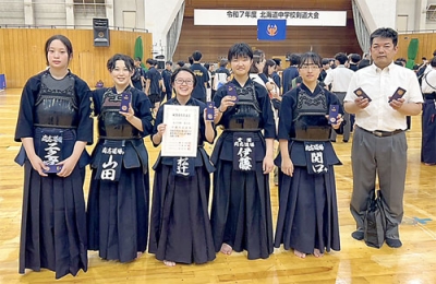 写真：女子団体で３位入賞を果たした室蘭尚志道場の選手たち（提供写真）