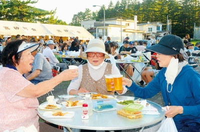 写真：夏まつりビアガーデンで乾杯する地域住民ら