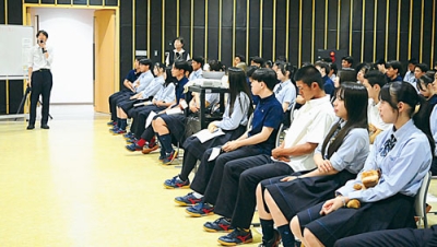 写真：学校に行けない子どもがいる世界の教育状況について学び、教育を受けられる大切さを考えた生徒たち