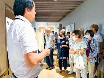 写真：施設を見学する受講者ら
