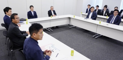 写真：ガソリン税の暫定税率廃止に向けた実務者協議に臨む与野党の幹部ら＝６日午前、国会