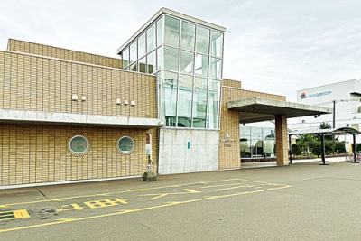 写真：１５日まで小中学生に無料開放している市民プールらくあ