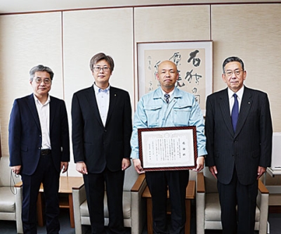 写真：堀井市長から感謝状を受け取った新沼支店長（右端）と現場代理人の山内さん（右から２人目）（提供写真）