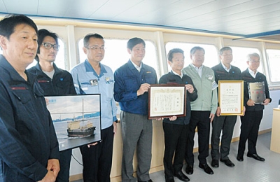 写真：「下北丸」の小型貨物船部門賞受賞を喜ぶＮＳユナイテッド内航海運の福田社長（右から４人目）ら