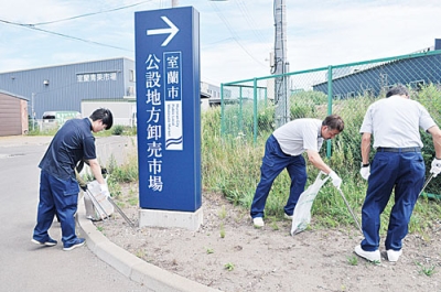 写真：清掃活動に取り組む参加者ら