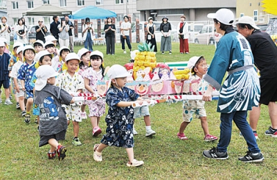 写真：「わっしょい」と大きな声を上げて、みこし担ぎを楽しむ園児