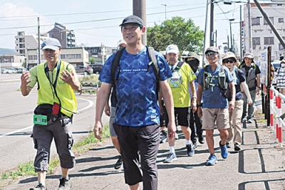 写真：ウオーキングを楽しむ参加者