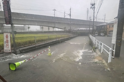 写真：大雨で冠水した金沢市内の道路＝７日午前９時２７分