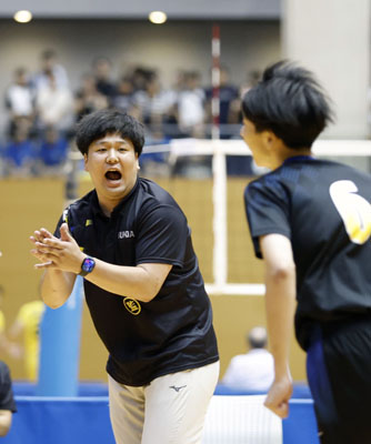 写真：全国高校総体バレーボール男子準決勝の市尼崎戦で、選手を鼓舞する駿台学園の高橋真輝監督＝松江市総合体育館