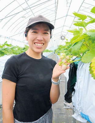 写真：銅賞を受賞した白イチゴを手に笑顔を見せる森さん