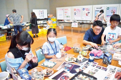 写真：親子での物づくり体験などを行う消費生活展（写真は昨年）